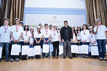 Azərbaycanda məktəblilərin fənn olimpiadasının qalibləri mükafatlandırılıb - FOTO