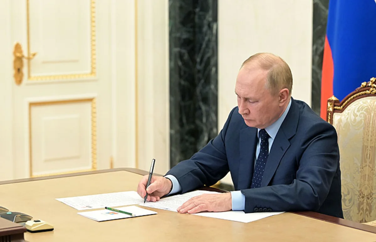 Putin inks decree on retaliatory measures to Russian oil price cap