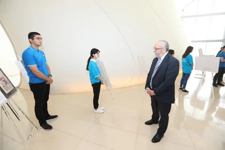 Beynəlxalq Media Forumunun iştirakçıları Azərbaycan çap mətbuatı tarixinin inciləri sərgisi ilə tanış olublar