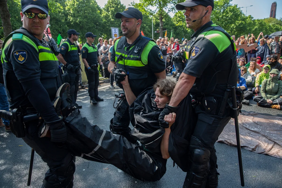 Amsterdamda keçirilən nümayişdə 100-dən çox ətraf fəal saxlanılıb