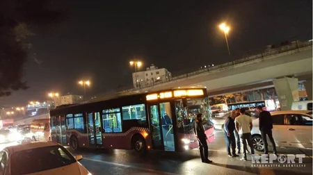 Bakıda sərnişin avtobusu minik avtomobili ilə toqquşub - FOTO