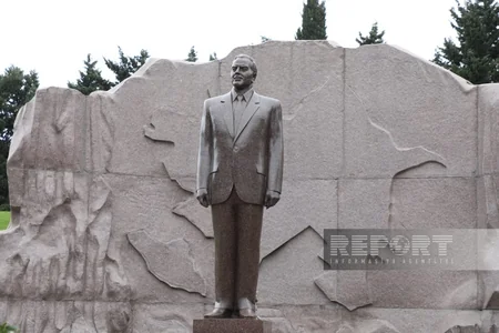 Azərbaycan xalqı Fəxri xiyabanda Ümummilli Liderin məzarını ziyarət edir