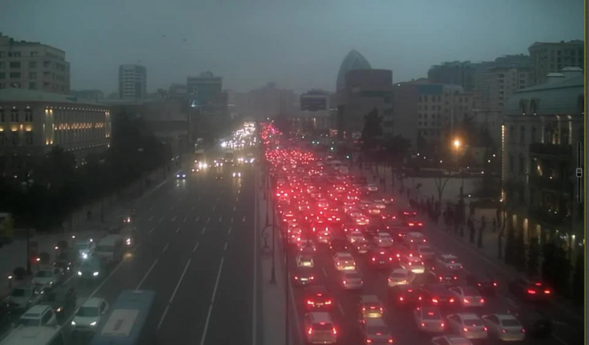 Bakıda nəqliyyat vasitələrinin hərəkətində sıxlıq yaranıb