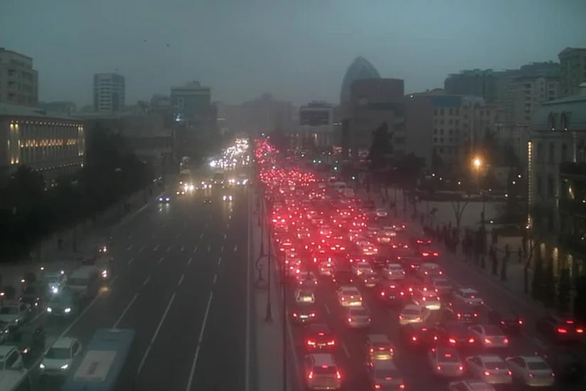 Bakıda nəqliyyat vasitələrinin hərəkətində sıxlıq yaranıb