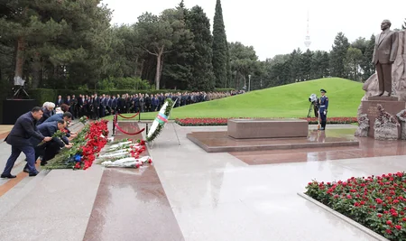 Коллектив министерства экономики почтил память Гейдара Алиева
