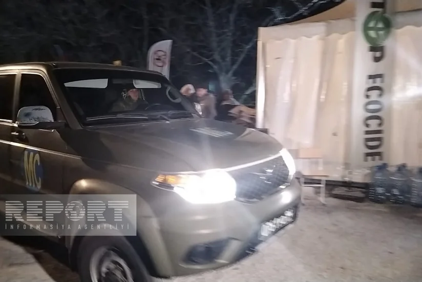 Еще два автомобиля российских миротворцев беспрепятственно проехали по дороге Хакенди-Лачын