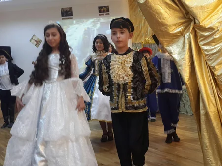 Bakı məktəbliləri Şekspirin Kral Lir əsərini ingilis dilində səhnələşdirib - FOTO