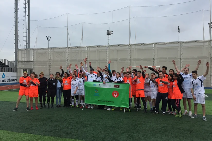 Diplomatlar və azərbaycanlı qadın futbolçular bərabərlik naminə yoldaşlıq oyunu keçirib