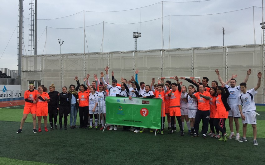 Diplomatlar və azərbaycanlı qadın futbolçular bərabərlik naminə yoldaşlıq oyunu keçirib