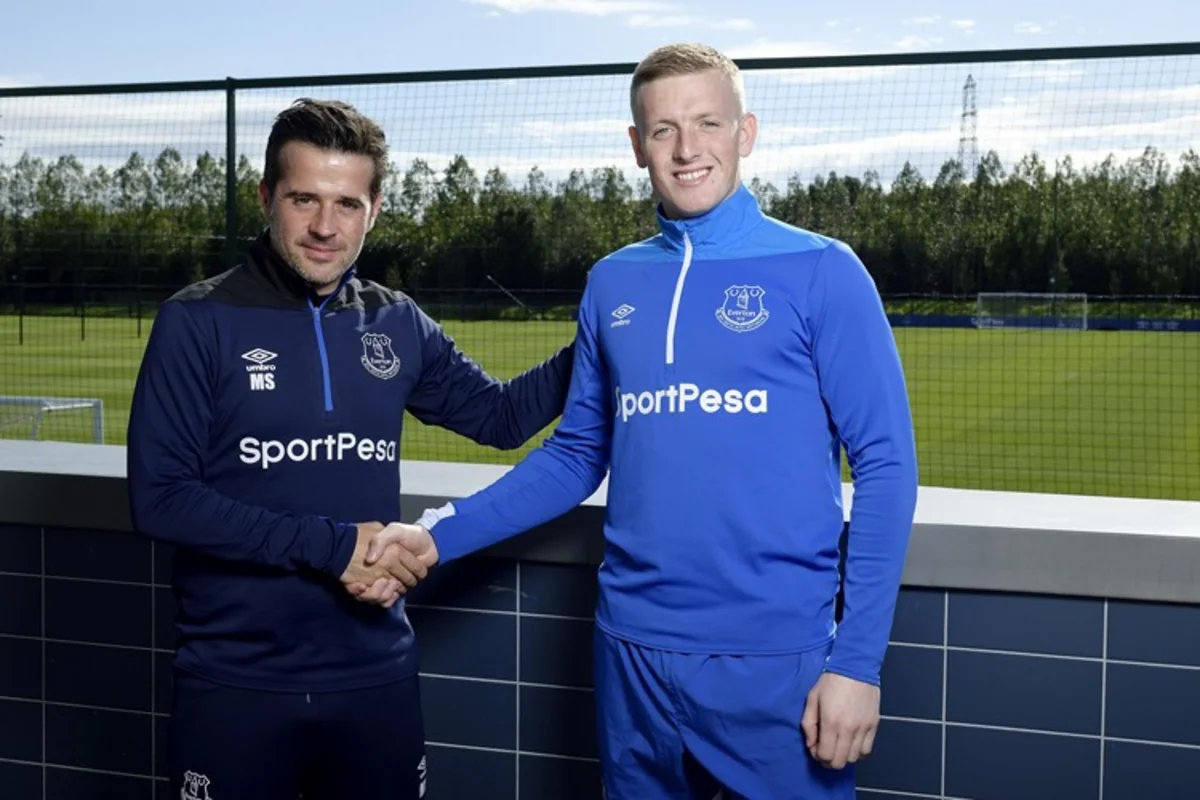 Everton klubu İngiltərə millisinin qapıçısı ilə uzunmüddətli müqavilə imzalayıb