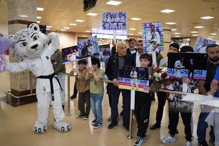 Dünya çempionu Hidayət Heydərov vətənə qayıdıb
