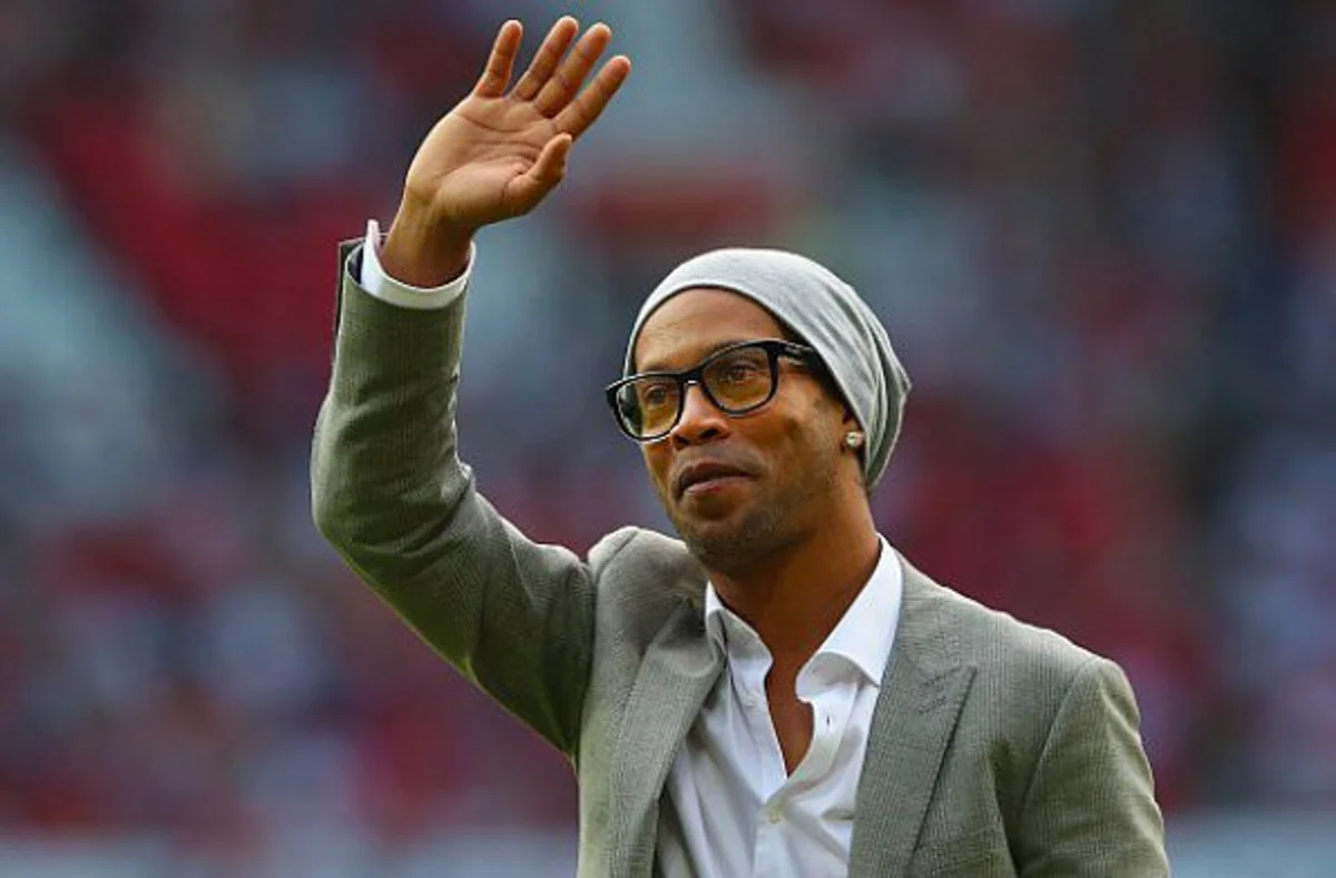 Ronaldinyo karyerasını rəsmən başa vurub