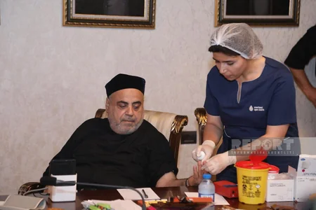 Allahşükür Paşazadə qan verib