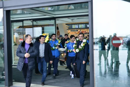 Azərbaycan bayrağını İranda zirvəyə qaldıran güləşçilər böyük coşqu ilə qarşılanıb