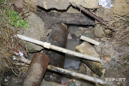 Bakıda su borusu partlayıb, 10 evi su basıb - VİDEO