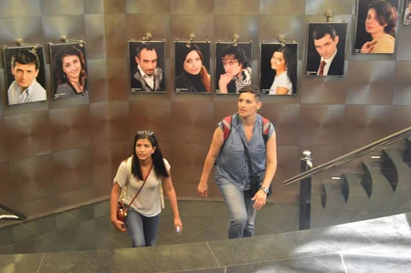 Bakı 2015ə görə Bakıya gələn qonaqlar Gənc Tamaşaçılar Teatrında tamaşaya baxıblar