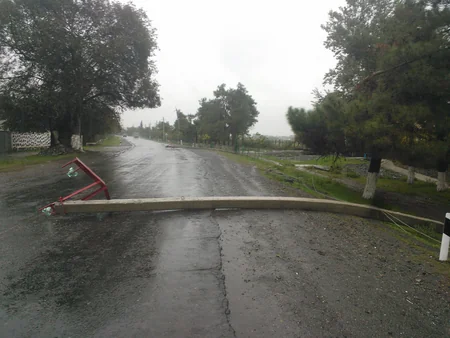 Balakəndə 4 beton elektrik dirəyi magistral yola aşıb, elektrik enerjisinin verilməsində məhdudiyyətlər yaranıb