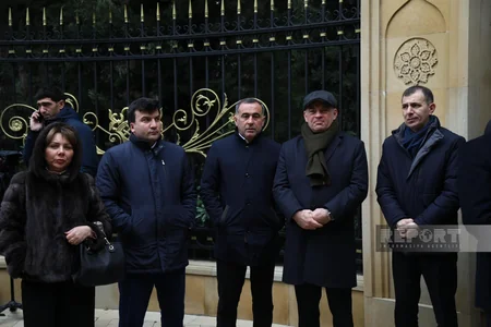 Azərbaycan xalqı Fəxri xiyabanda Ümummilli Liderin məzarını ziyarət edir