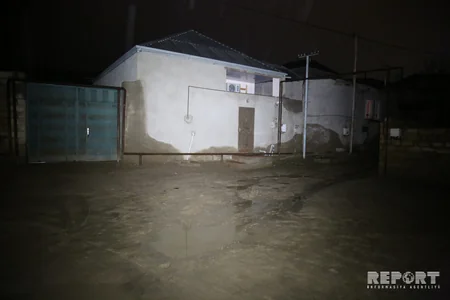 Bakıda su borusu partlayıb, 10 evi su basıb - VİDEO