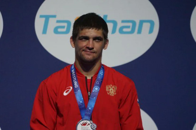 Rusiyalı güləşçi dünya çempionatında qazandığı medaldan məhrum edilib