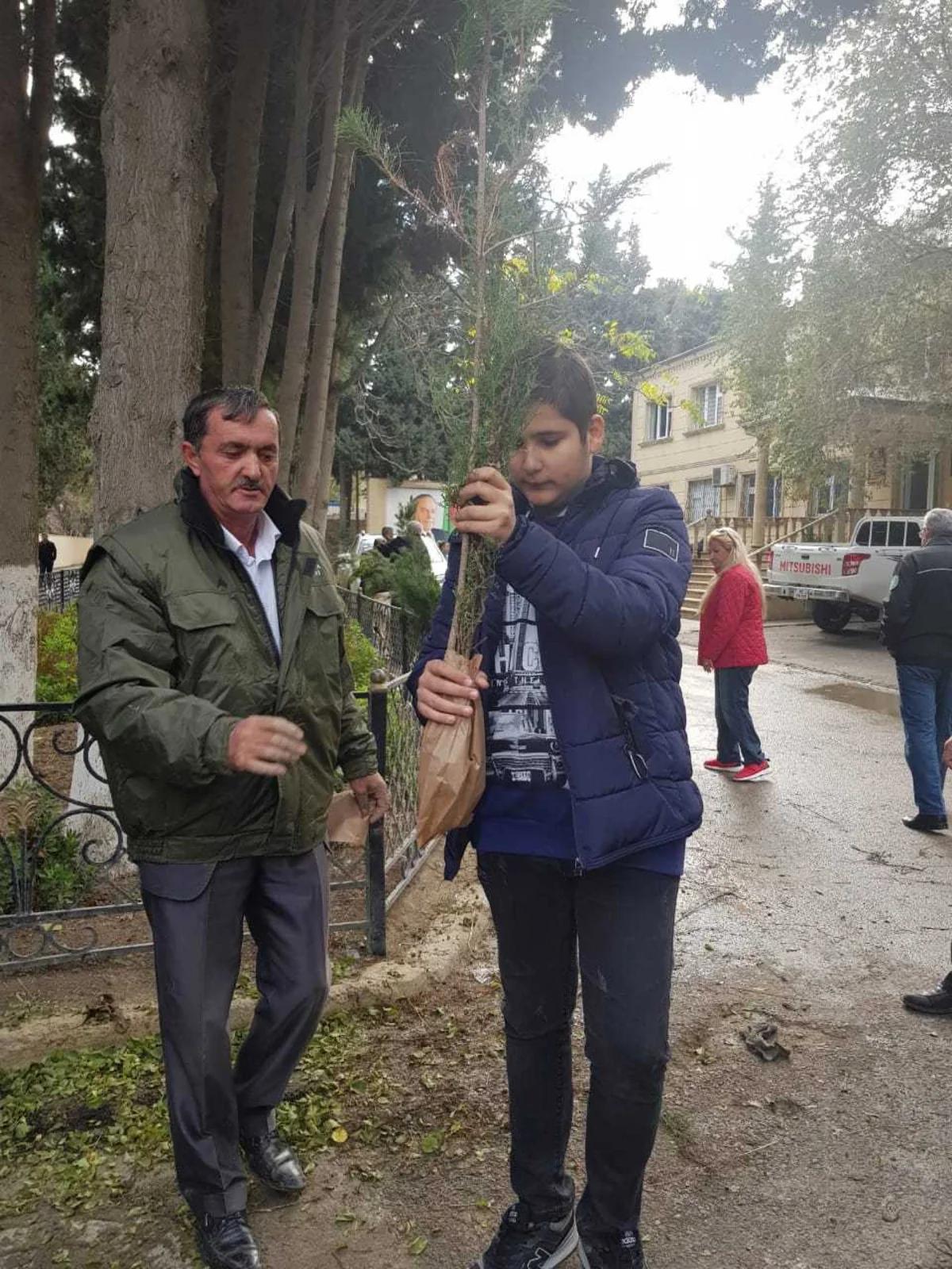 Bakıda yeni yaşıllıqların salınması məqsədilə vətəndaşlara pulsuz tinglər paylanılıb