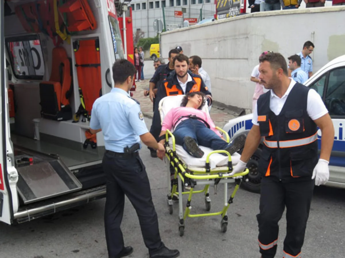 İstanbulda avtomobil metronun girişinə çırpılıb, bir nəfər ölüb