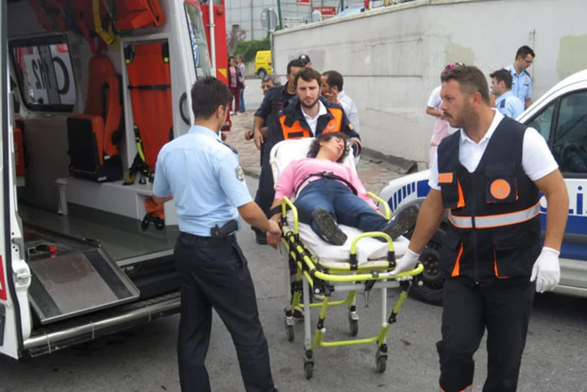 İstanbulda avtomobil metronun girişinə çırpılıb, bir nəfər ölüb