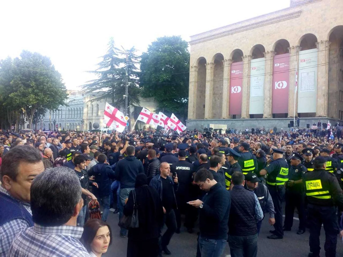 Tbilisidə aksiya iştirakçıları Rustaveli prospektini bağlayıblar