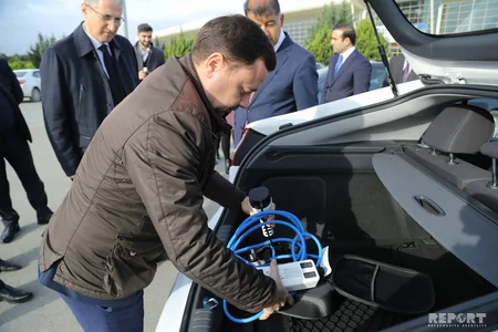 Ответственные лица МЭПР приехали на выставку Caspian Ecology на электромобиле