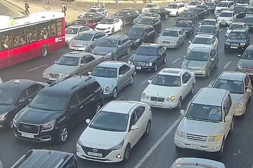 Bakının bir sıra yollarında tıxac yaranıb - SİYAHI