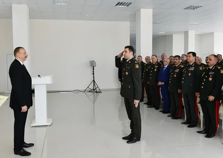 Prezident İlham Əliyev hərbçilər üçün inşa edilən binada yaradılan şəraitlə tanış olub