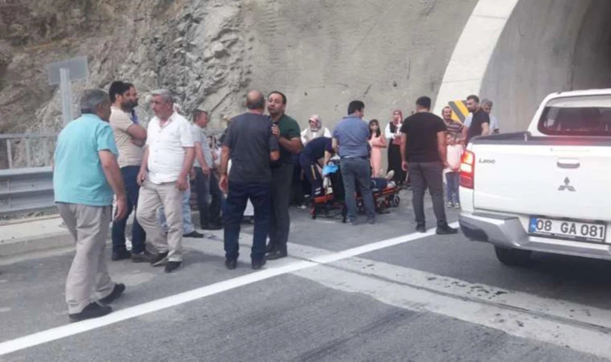 Türkiyədə avtobus aşıb, 15 nəfər yaralanıb