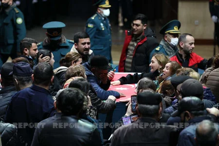 Azərbaycan Qaraheybət şəhidləri ilə vidalaşır - FOTOREPORTAJ