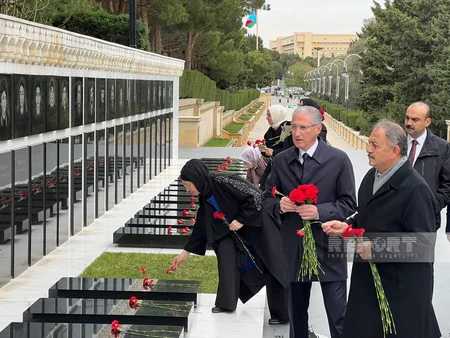 Türkiyəli nazir Fəxri və Şəhidlər xiyabanlarını ziyarət edib - YENİLƏNİB