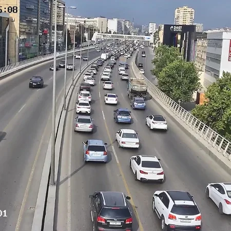 Bakının bir sıra yollarında nəqliyyatın hərəkətində tıxac yaranıb