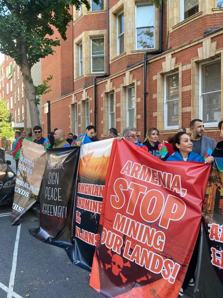 Britaniyadakı soydaşlarımız Ermənistanın Londondakı səfirliyi qarşısında piket keçiriblər