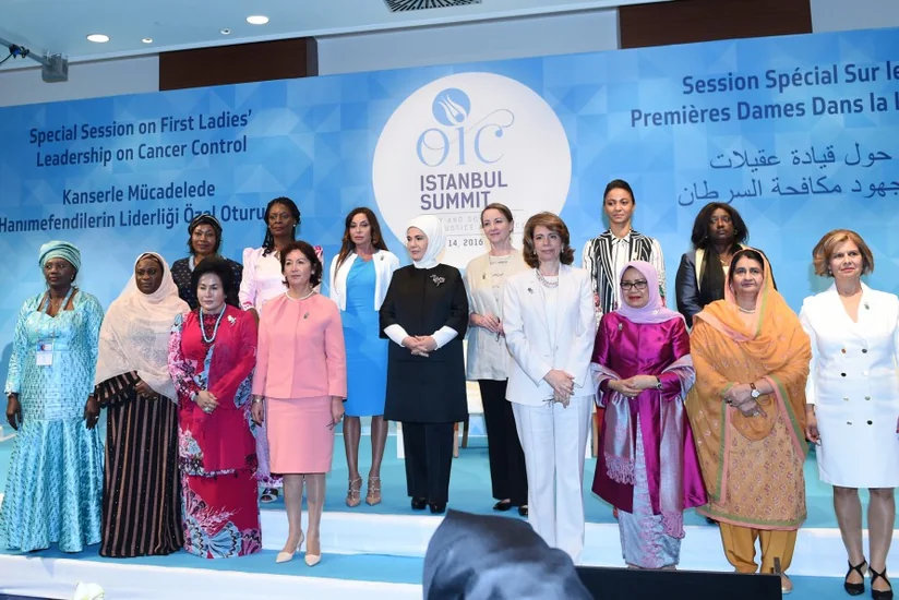 ​Azərbaycanın birinci xanımı İstanbulda xərçənglə mübarizəyə dair sessiyada iştirak edib