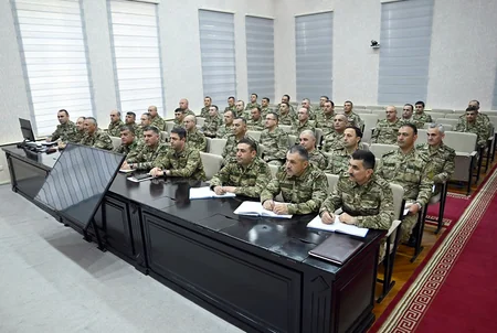 Müdafiə naziri Quru Qoşunlarının rəhbər heyəti ilə görüşüb