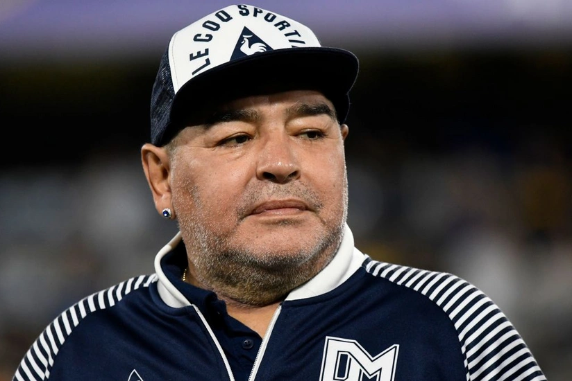 Maradonanın qadın paltarında görüntüləri yayıldı