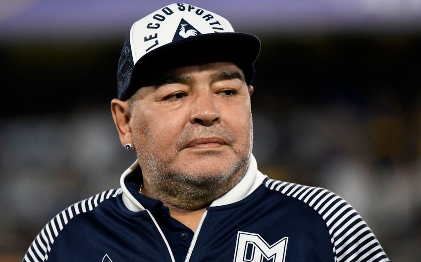 Maradonanın qadın paltarında görüntüləri yayıldı