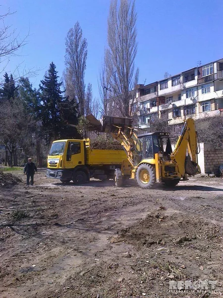 Bakıda ağaclar abadlıq adı ilə kütləvi şəkildə kəsilib, Mənzil-Kommunal Təsərrüfatı Birliyi cərimələnib - FOTO