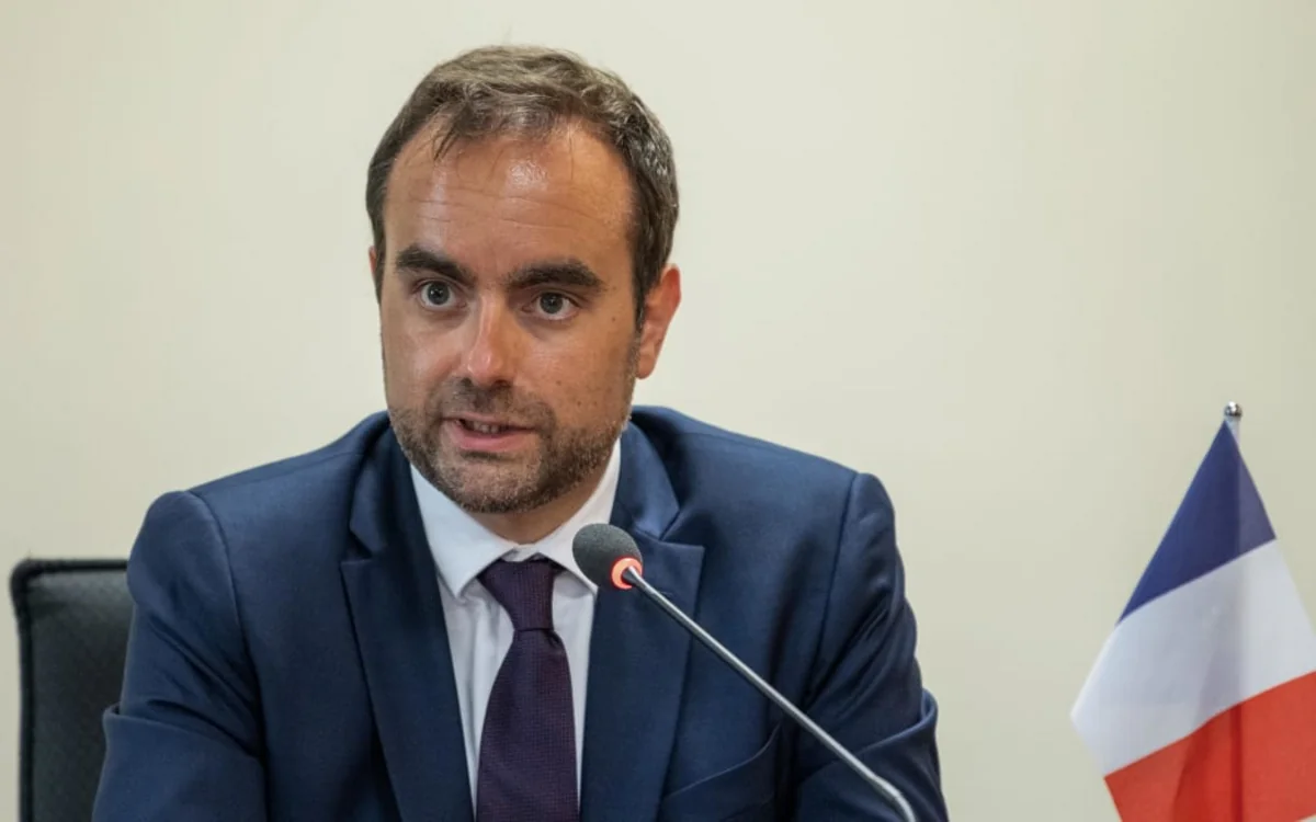 French defense minister announces plans to sell defensive weapons to Armenia