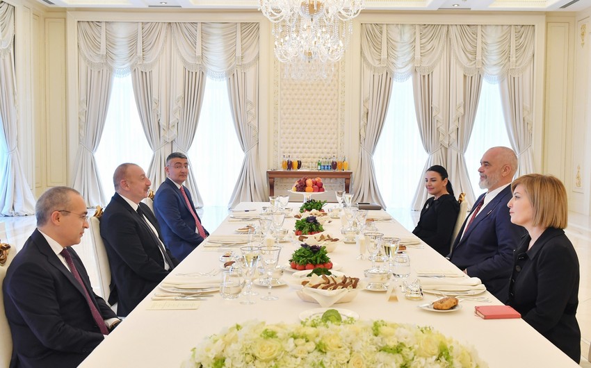Prezident İlham Əliyevin Albaniyanın Baş naziri ilə geniş tərkibdə görüşü olub