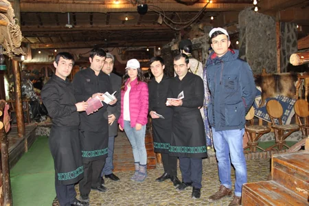 Bakının bazar, yanacaqdoldurma məntəqəsi, yeməkxana və marketlərində kitab paylanıb
