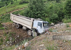 Kəlbəcərdə yük avtomobili aşıb, ölən var