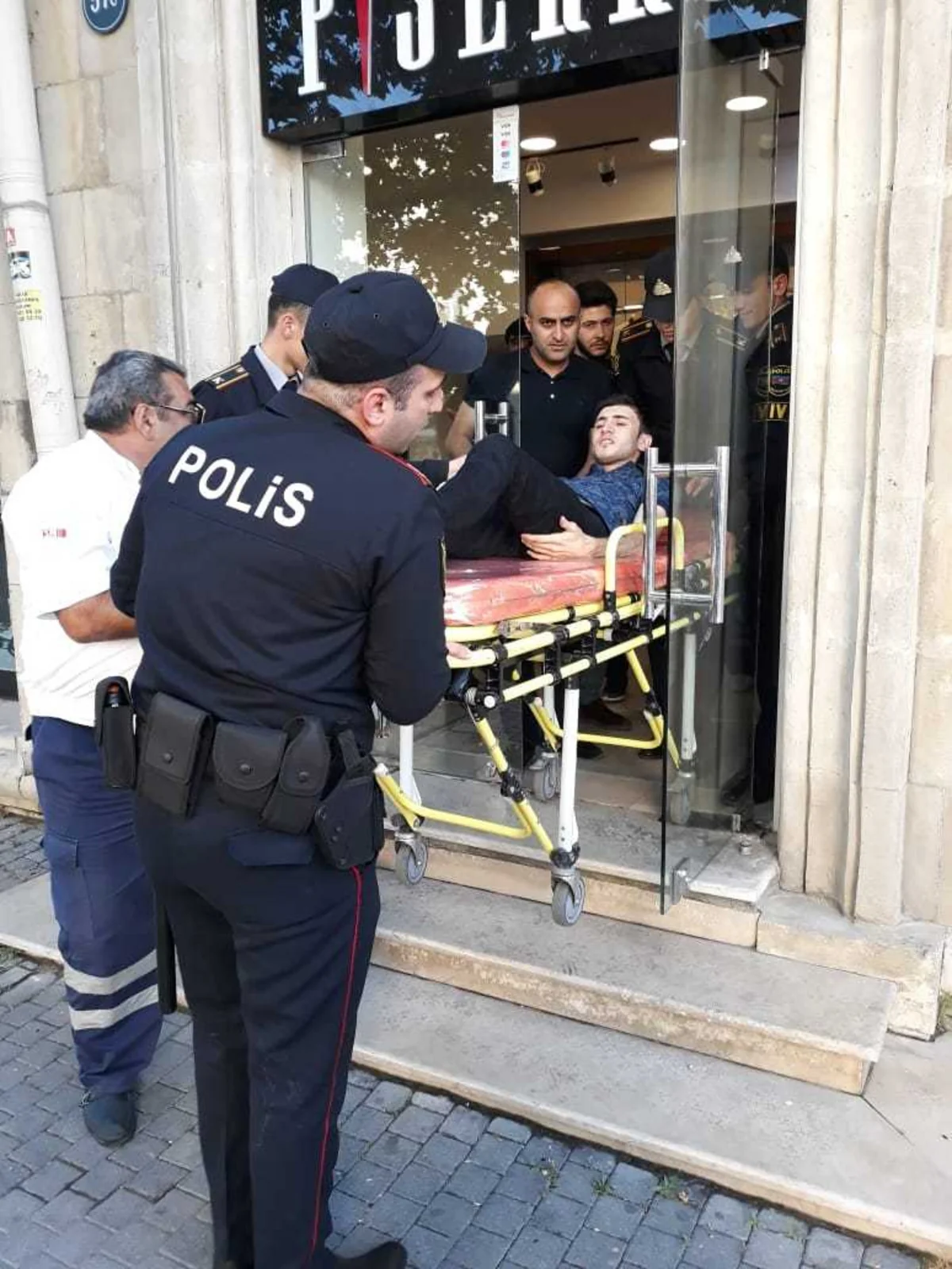Bakıda halı pisləşən şəxs polis əməkdaşlarının köməkliyi ilə xəstəxanaya çatdırılıb