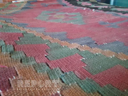 Tərtərdə zibillikdən XVIII əsrə aid kilim tapılıb - FOTO