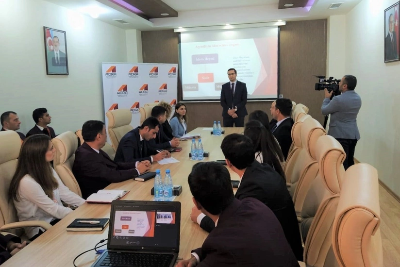 Açıq məkanda reklam sahəsindəki yeniliklərin müzakirəsinə başlanılıb