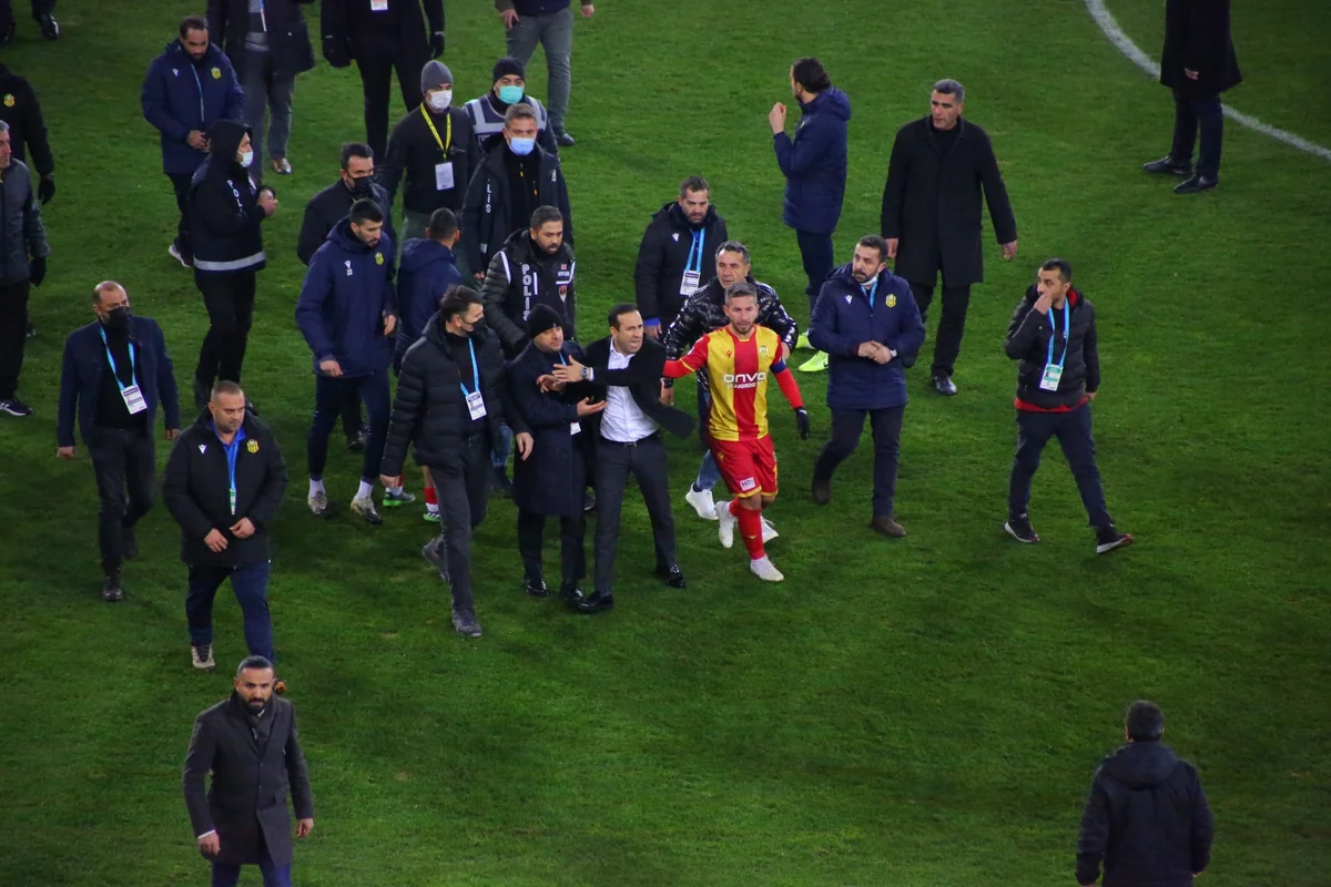 Türkiyə klubunun prezidenti meydana girərək baş hakimə hücum çəkib