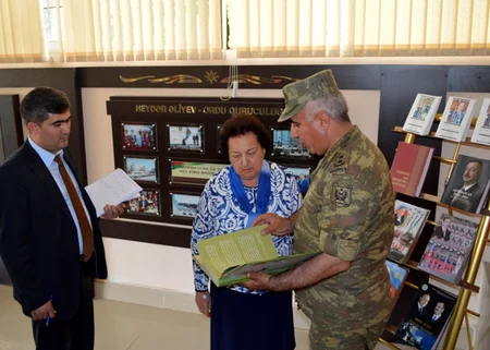 Ombudsman cəbhə bölgəsində yerləşən hərbi hissələrdə əsgər və zabitlərlə görüşüb